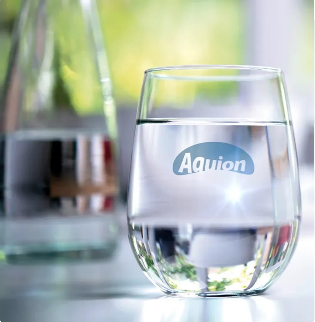 Aquion-Wasserglas mit kristallklarem, ionisiertem Wasser