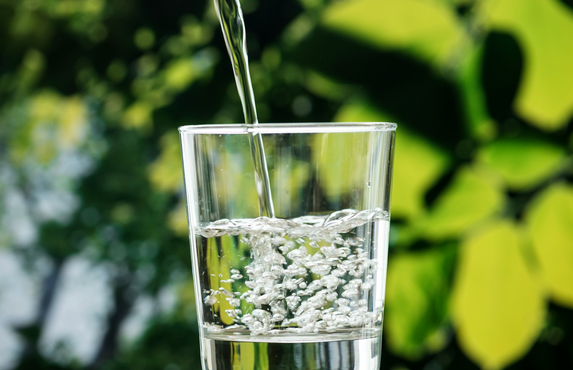 Wassertropfen auf Oberfläche - Symbol für reines gefiltertes Wasser